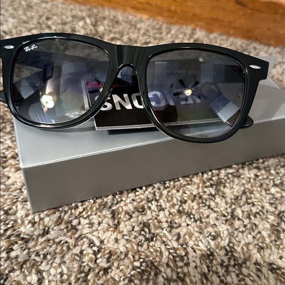 Ray-Ban Sunglasses Wayfarer 54 New! - Picture 1 of 10